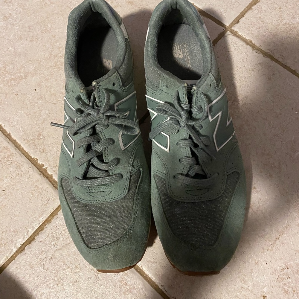 New balance tennis shoes